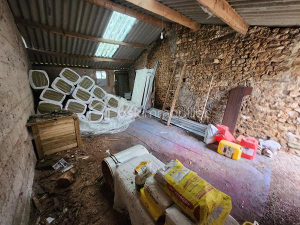 Située à seulement 500 mètres du centre de Lusignan, cette maison de 46 m² offre une belle opportunité de rénovation dans un cadre calme et pratique, proche de toutes les commodités. Un grenier peu permettre de faire un étage.

Entièrement mise à nu à l’intérieur, elle est prête à être aménagée selon vos envies.
Le gros œuvre est en bon état :
✅ Toiture remaniée
✅ Compteur Linky installé
✅ Raccordement au tout-à-l’égout
✅ Eau et électricité sur place

Du matériel de rénovation est déjà sur place pour faciliter votre projet :
🛠️ Laine de verre pour l’isolation,
🪟 Fenêtres et portes sur mesure neuves,
🧱 Rails et le placo et autres fournitures prêtes à poser.

Les travaux à prévoir concernent principalement : l’électricité, la plomberie, le réagréage et l’aménagement intérieur.

À l’extérieur, vous disposerez d’une grange de 35 m² ainsi qu’un petit toit de 11 m², idéaux pour un atelier, du stockage ou un futur espace complémentaire.

📍 Ses points forts :

Emplacement privilégié à deux pas du centre de Lusignan

Raccordée au tout à l'égout

Toiture remaniée et gros œuvre sain

Matériaux d’isolation et menuiseries sur place

Dépendances offrant de multiples possibilités

💡 Un bien parfait pour un premier achat, un projet locatif ou une rénovation personnalisée à votre image