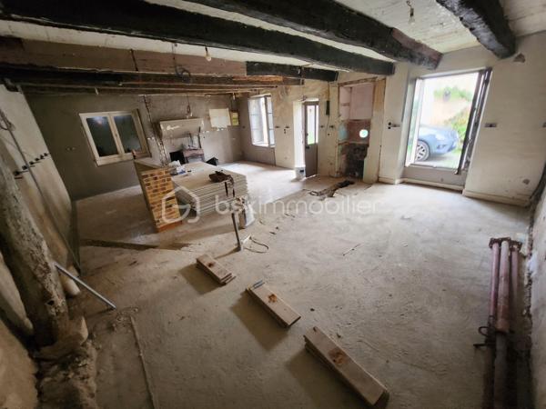Située à seulement 500 mètres du centre de Lusignan, cette maison de 46 m² offre une belle opportunité de rénovation dans un cadre calme et pratique, proche de toutes les commodités. Un grenier peu permettre de faire un étage.

Entièrement mise à nu à l’intérieur, elle est prête à être aménagée selon vos envies.
Le gros œuvre est en bon état :
✅ Toiture remaniée
✅ Compteur Linky installé
✅ Raccordement au tout-à-l’égout
✅ Eau et électricité sur place

Du matériel de rénovation est déjà sur place pour faciliter votre projet :
🛠️ Laine de verre pour l’isolation,
🪟 Fenêtres et portes sur mesure neuves,
🧱 Rails et le placo et autres fournitures prêtes à poser.

Les travaux à prévoir concernent principalement : l’électricité, la plomberie, le réagréage et l’aménagement intérieur.

À l’extérieur, vous disposerez d’une grange de 35 m² ainsi qu’un petit toit de 11 m², idéaux pour un atelier, du stockage ou un futur espace complémentaire.

📍 Ses points forts :

Emplacement privilégié à deux pas du centre de Lusignan

Raccordée au tout à l'égout

Toiture remaniée et gros œuvre sain

Matériaux d’isolation et menuiseries sur place

Dépendances offrant de multiples possibilités

💡 Un bien parfait pour un premier achat, un projet locatif ou une rénovation personnalisée à votre image