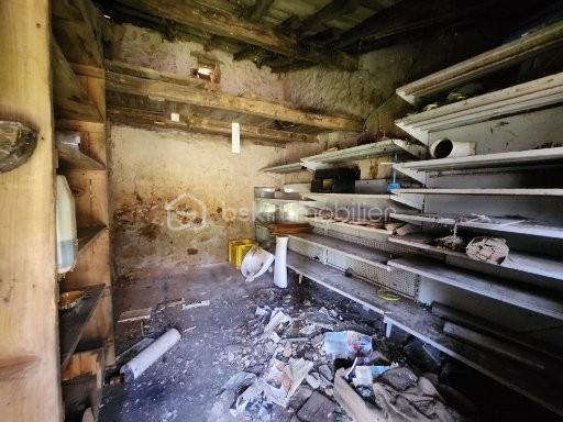 Située à seulement 500 mètres du centre de Lusignan, cette maison de 46 m² offre une belle opportunité de rénovation dans un cadre calme et pratique, proche de toutes les commodités. Un grenier peu permettre de faire un étage.

Entièrement mise à nu à l’intérieur, elle est prête à être aménagée selon vos envies.
Le gros œuvre est en bon état :
✅ Toiture remaniée
✅ Compteur Linky installé
✅ Raccordement au tout-à-l’égout
✅ Eau et électricité sur place

Du matériel de rénovation est déjà sur place pour faciliter votre projet :
🛠️ Laine de verre pour l’isolation,
🪟 Fenêtres et portes sur mesure neuves,
🧱 Rails et le placo et autres fournitures prêtes à poser.

Les travaux à prévoir concernent principalement : l’électricité, la plomberie, le réagréage et l’aménagement intérieur.

À l’extérieur, vous disposerez d’une grange de 35 m² ainsi qu’un petit toit de 11 m², idéaux pour un atelier, du stockage ou un futur espace complémentaire.

📍 Ses points forts :

Emplacement privilégié à deux pas du centre de Lusignan

Raccordée au tout à l'égout

Toiture remaniée et gros œuvre sain

Matériaux d’isolation et menuiseries sur place

Dépendances offrant de multiples possibilités

💡 Un bien parfait pour un premier achat, un projet locatif ou une rénovation personnalisée à votre image