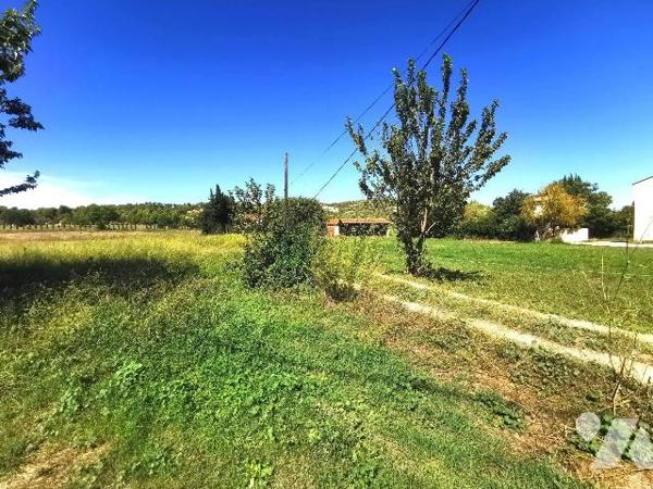 Mouriès à deux pas de la colline, joli terrain constructible de 560m² viabilisé et libre constr...