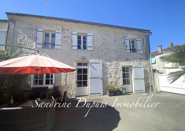 Saintes (17100) Ensemble immobilier : Charentaise 5 pièces et bâtiment en pierre aménagé de 120m2.