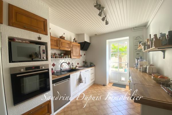 Saintes (17100) Ensemble immobilier : Charentaise 5 pièces et bâtiment en pierre aménagé de 120m2.