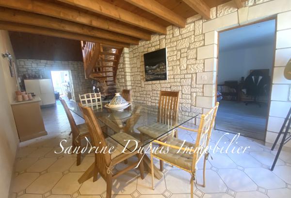 Saintes (17100) Ensemble immobilier : Charentaise 5 pièces et bâtiment en pierre aménagé de 120m2.