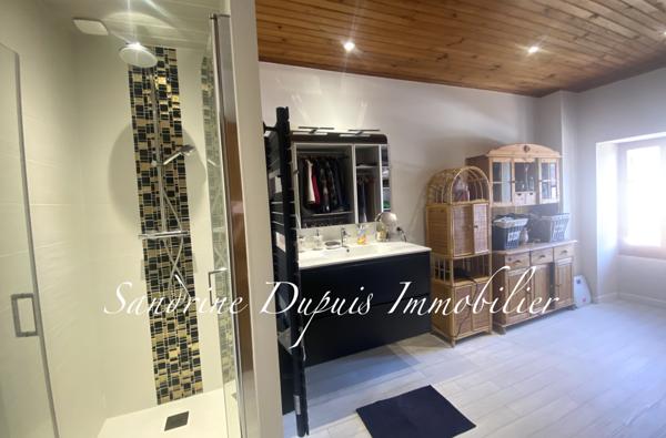 Saintes (17100) Ensemble immobilier : Charentaise 5 pièces et bâtiment en pierre aménagé de 120m2.