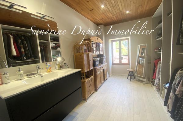 Saintes (17100) Ensemble immobilier : Charentaise 5 pièces et bâtiment en pierre aménagé de 120m2.