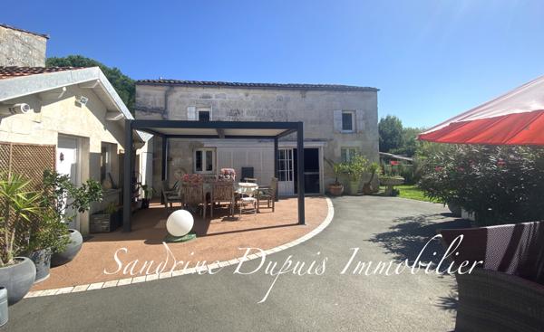 Saintes (17100) Ensemble immobilier : Charentaise 5 pièces et bâtiment en pierre aménagé de 120m2.