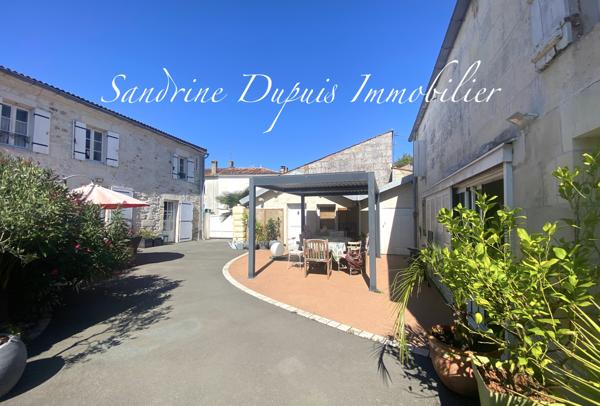 Saintes (17100) Ensemble immobilier : Charentaise 5 pièces et bâtiment en pierre aménagé de 120m2.