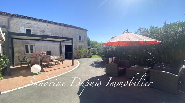 Saintes (17100) Ensemble immobilier : Charentaise 5 pièces et bâtiment en pierre aménagé de 120m2.