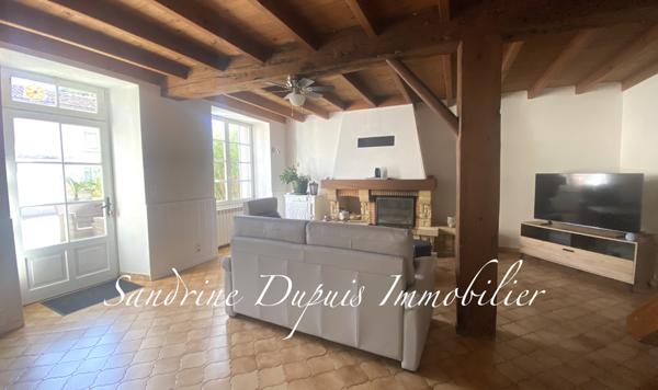 Saintes (17100) Ensemble immobilier : Charentaise 5 pièces et bâtiment en pierre aménagé de 120m2.