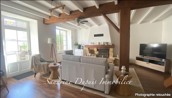 Saintes (17100) Ensemble immobilier : Charentaise 5 pièces et bâtiment en pierre aménagé de 120m2.