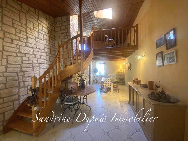 Saintes (17100) Ensemble immobilier : Charentaise 5 pièces et bâtiment en pierre aménagé de 120m2.