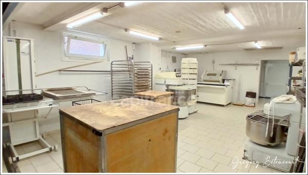 Immeuble à usage de commerce et d'habitation vendu loué