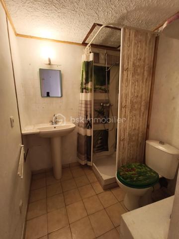 Vous recherchez un investissement accessible avec une belle rentabilité potentielle ?

Découvrez cet ensemble immobilier composé d'une maison principale d'environ 60 m²et d'un studio indépendant refait à neuf**, situé au cœur du village du Bousquet-d'Orb, entre Avène et Bédarieux.

📈 POTENTIEL LOCATIF

* Maison principale : estimation locative **500 €/mois**
* Studio indépendant : estimation locative **300 €/mois**

➡️ Revenus locatifs potentiels : **800 €/mois**
➡️ Revenus annuels potentiels : **9 600 €/an**
➡️ Rentabilité brute potentielle : **environ 9 %**

Le studio peut également être exploité en location saisonnière ou pour l'accueil de curistes, offrant une rentabilité complémentaire intéressante.
## 🏡 LA MAISON PRINCIPALE

* Terrasse privative
* Salon d'environ 15 m²
* Cuisine de 8,5 m²
* Deux chambres
* Pièce supplémentaire lumineuse
* Trois caves

Travaux à prévoir :
* Menuiseries
* Rafraîchissement intérieur
* Installation d'un système de chauffage

✨ LE STUDIO INDÉPENDANT

Entièrement rénové avec goût :

* Salle d'eau avec WC
* Pièce de vie avec cuisine ouverte
* Mezzanine avec coin nuit

Prêt à être exploité immédiatement.
## 🌿 LES ATOUTS DU BOUSQUET-D'ORB

Le Bousquet-d'Orb bénéficie d'une situation stratégique :
✔ À seulement quelques minutes d'Avène et de sa célèbre station thermale accueillant chaque année de nombreux curistes.
✔ À proximité de Bédarieux, ville dynamique offrant commerces, services, gare SNCF, établissements scolaires et activités.
✔ Accès rapide aux grands axes vers Béziers et Montpellier.
✔ Cadre naturel privilégié au cœur du Parc Naturel Régional du Haut-Languedoc.
✔ Nombreux sentiers de randonnée, VTT, baignades en rivière et activités de pleine nature.
✔ Secteur apprécié des touristes recherchant authenticité, calme et nature.
✔ Forte demande saisonnière liée au thermalisme et au tourisme vert.

## 💥 LES PLUS

✔ Studio indépendant refait à neuf
✔ Terrasse et jardinet de 80 M2
✔ Toiture refaite avec isolation par panneaux sandwich
✔ Trois caves
✔ Taxe foncière : 900 €
✔ Double potentiel : location annuelle ou saisonnière
✔ Prix d'acquisition attractif

 Une opportunité rare pour développer un patrimoine immobilier avec une rentabilité attractive et un budget maîtrisé.