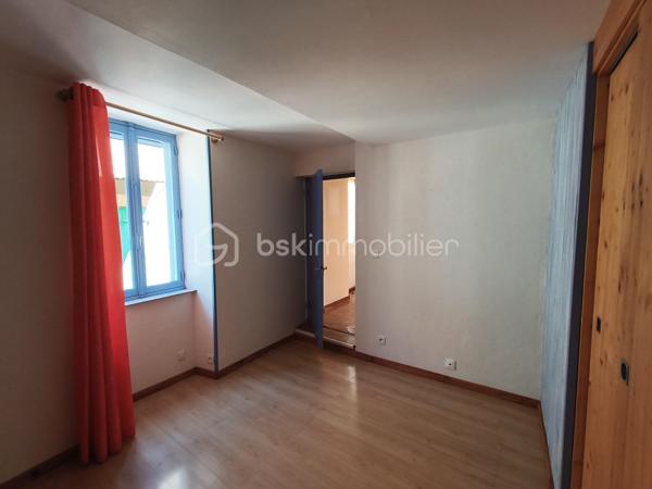 Vous recherchez un investissement accessible avec une belle rentabilité potentielle ?

Découvrez cet ensemble immobilier composé d'une maison principale d'environ 60 m²et d'un studio indépendant refait à neuf**, situé au cœur du village du Bousquet-d'Orb, entre Avène et Bédarieux.

📈 POTENTIEL LOCATIF

* Maison principale : estimation locative **500 €/mois**
* Studio indépendant : estimation locative **300 €/mois**

➡️ Revenus locatifs potentiels : **800 €/mois**
➡️ Revenus annuels potentiels : **9 600 €/an**
➡️ Rentabilité brute potentielle : **environ 9 %**

Le studio peut également être exploité en location saisonnière ou pour l'accueil de curistes, offrant une rentabilité complémentaire intéressante.
## 🏡 LA MAISON PRINCIPALE

* Terrasse privative
* Salon d'environ 15 m²
* Cuisine de 8,5 m²
* Deux chambres
* Pièce supplémentaire lumineuse
* Trois caves

Travaux à prévoir :
* Menuiseries
* Rafraîchissement intérieur
* Installation d'un système de chauffage

✨ LE STUDIO INDÉPENDANT

Entièrement rénové avec goût :

* Salle d'eau avec WC
* Pièce de vie avec cuisine ouverte
* Mezzanine avec coin nuit

Prêt à être exploité immédiatement.
## 🌿 LES ATOUTS DU BOUSQUET-D'ORB

Le Bousquet-d'Orb bénéficie d'une situation stratégique :
✔ À seulement quelques minutes d'Avène et de sa célèbre station thermale accueillant chaque année de nombreux curistes.
✔ À proximité de Bédarieux, ville dynamique offrant commerces, services, gare SNCF, établissements scolaires et activités.
✔ Accès rapide aux grands axes vers Béziers et Montpellier.
✔ Cadre naturel privilégié au cœur du Parc Naturel Régional du Haut-Languedoc.
✔ Nombreux sentiers de randonnée, VTT, baignades en rivière et activités de pleine nature.
✔ Secteur apprécié des touristes recherchant authenticité, calme et nature.
✔ Forte demande saisonnière liée au thermalisme et au tourisme vert.

## 💥 LES PLUS

✔ Studio indépendant refait à neuf
✔ Terrasse et jardinet de 80 M2
✔ Toiture refaite avec isolation par panneaux sandwich
✔ Trois caves
✔ Taxe foncière : 900 €
✔ Double potentiel : location annuelle ou saisonnière
✔ Prix d'acquisition attractif

 Une opportunité rare pour développer un patrimoine immobilier avec une rentabilité attractive et un budget maîtrisé.