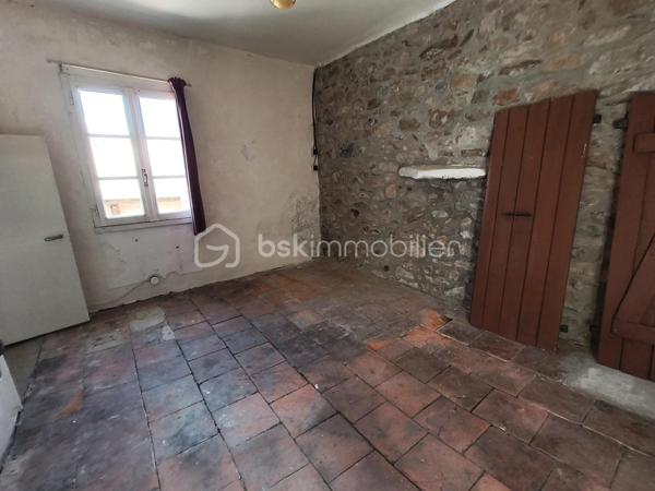 Vous recherchez un investissement accessible avec une belle rentabilité potentielle ?

Découvrez cet ensemble immobilier composé d'une maison principale d'environ 60 m²et d'un studio indépendant refait à neuf**, situé au cœur du village du Bousquet-d'Orb, entre Avène et Bédarieux.

📈 POTENTIEL LOCATIF

* Maison principale : estimation locative **500 €/mois**
* Studio indépendant : estimation locative **300 €/mois**

➡️ Revenus locatifs potentiels : **800 €/mois**
➡️ Revenus annuels potentiels : **9 600 €/an**
➡️ Rentabilité brute potentielle : **environ 9 %**

Le studio peut également être exploité en location saisonnière ou pour l'accueil de curistes, offrant une rentabilité complémentaire intéressante.
## 🏡 LA MAISON PRINCIPALE

* Terrasse privative
* Salon d'environ 15 m²
* Cuisine de 8,5 m²
* Deux chambres
* Pièce supplémentaire lumineuse
* Trois caves

Travaux à prévoir :
* Menuiseries
* Rafraîchissement intérieur
* Installation d'un système de chauffage

✨ LE STUDIO INDÉPENDANT

Entièrement rénové avec goût :

* Salle d'eau avec WC
* Pièce de vie avec cuisine ouverte
* Mezzanine avec coin nuit

Prêt à être exploité immédiatement.
## 🌿 LES ATOUTS DU BOUSQUET-D'ORB

Le Bousquet-d'Orb bénéficie d'une situation stratégique :
✔ À seulement quelques minutes d'Avène et de sa célèbre station thermale accueillant chaque année de nombreux curistes.
✔ À proximité de Bédarieux, ville dynamique offrant commerces, services, gare SNCF, établissements scolaires et activités.
✔ Accès rapide aux grands axes vers Béziers et Montpellier.
✔ Cadre naturel privilégié au cœur du Parc Naturel Régional du Haut-Languedoc.
✔ Nombreux sentiers de randonnée, VTT, baignades en rivière et activités de pleine nature.
✔ Secteur apprécié des touristes recherchant authenticité, calme et nature.
✔ Forte demande saisonnière liée au thermalisme et au tourisme vert.

## 💥 LES PLUS

✔ Studio indépendant refait à neuf
✔ Terrasse et jardinet de 80 M2
✔ Toiture refaite avec isolation par panneaux sandwich
✔ Trois caves
✔ Taxe foncière : 900 €
✔ Double potentiel : location annuelle ou saisonnière
✔ Prix d'acquisition attractif

 Une opportunité rare pour développer un patrimoine immobilier avec une rentabilité attractive et un budget maîtrisé.