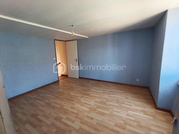Vous recherchez un investissement accessible avec une belle rentabilité potentielle ?

Découvrez cet ensemble immobilier composé d'une maison principale d'environ 60 m²et d'un studio indépendant refait à neuf**, situé au cœur du village du Bousquet-d'Orb, entre Avène et Bédarieux.

📈 POTENTIEL LOCATIF

* Maison principale : estimation locative **500 €/mois**
* Studio indépendant : estimation locative **300 €/mois**

➡️ Revenus locatifs potentiels : **800 €/mois**
➡️ Revenus annuels potentiels : **9 600 €/an**
➡️ Rentabilité brute potentielle : **environ 9 %**

Le studio peut également être exploité en location saisonnière ou pour l'accueil de curistes, offrant une rentabilité complémentaire intéressante.
## 🏡 LA MAISON PRINCIPALE

* Terrasse privative
* Salon d'environ 15 m²
* Cuisine de 8,5 m²
* Deux chambres
* Pièce supplémentaire lumineuse
* Trois caves

Travaux à prévoir :
* Menuiseries
* Rafraîchissement intérieur
* Installation d'un système de chauffage

✨ LE STUDIO INDÉPENDANT

Entièrement rénové avec goût :

* Salle d'eau avec WC
* Pièce de vie avec cuisine ouverte
* Mezzanine avec coin nuit

Prêt à être exploité immédiatement.
## 🌿 LES ATOUTS DU BOUSQUET-D'ORB

Le Bousquet-d'Orb bénéficie d'une situation stratégique :
✔ À seulement quelques minutes d'Avène et de sa célèbre station thermale accueillant chaque année de nombreux curistes.
✔ À proximité de Bédarieux, ville dynamique offrant commerces, services, gare SNCF, établissements scolaires et activités.
✔ Accès rapide aux grands axes vers Béziers et Montpellier.
✔ Cadre naturel privilégié au cœur du Parc Naturel Régional du Haut-Languedoc.
✔ Nombreux sentiers de randonnée, VTT, baignades en rivière et activités de pleine nature.
✔ Secteur apprécié des touristes recherchant authenticité, calme et nature.
✔ Forte demande saisonnière liée au thermalisme et au tourisme vert.

## 💥 LES PLUS

✔ Studio indépendant refait à neuf
✔ Terrasse et jardinet de 80 M2
✔ Toiture refaite avec isolation par panneaux sandwich
✔ Trois caves
✔ Taxe foncière : 900 €
✔ Double potentiel : location annuelle ou saisonnière
✔ Prix d'acquisition attractif

 Une opportunité rare pour développer un patrimoine immobilier avec une rentabilité attractive et un budget maîtrisé.