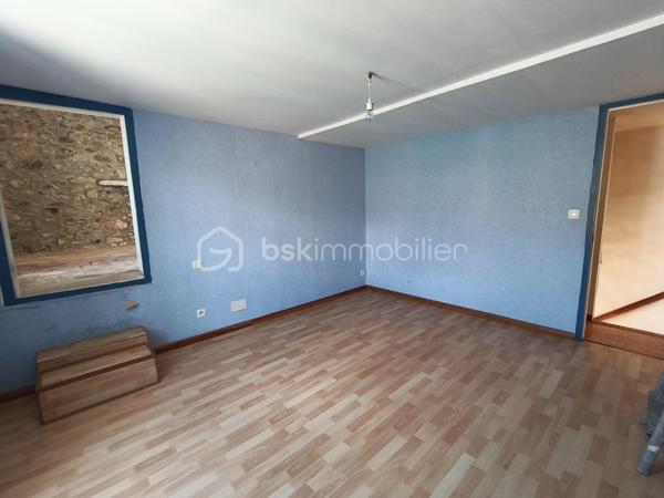 Vous recherchez un investissement accessible avec une belle rentabilité potentielle ?

Découvrez cet ensemble immobilier composé d'une maison principale d'environ 60 m²et d'un studio indépendant refait à neuf**, situé au cœur du village du Bousquet-d'Orb, entre Avène et Bédarieux.

📈 POTENTIEL LOCATIF

* Maison principale : estimation locative **500 €/mois**
* Studio indépendant : estimation locative **300 €/mois**

➡️ Revenus locatifs potentiels : **800 €/mois**
➡️ Revenus annuels potentiels : **9 600 €/an**
➡️ Rentabilité brute potentielle : **environ 9 %**

Le studio peut également être exploité en location saisonnière ou pour l'accueil de curistes, offrant une rentabilité complémentaire intéressante.
## 🏡 LA MAISON PRINCIPALE

* Terrasse privative
* Salon d'environ 15 m²
* Cuisine de 8,5 m²
* Deux chambres
* Pièce supplémentaire lumineuse
* Trois caves

Travaux à prévoir :
* Menuiseries
* Rafraîchissement intérieur
* Installation d'un système de chauffage

✨ LE STUDIO INDÉPENDANT

Entièrement rénové avec goût :

* Salle d'eau avec WC
* Pièce de vie avec cuisine ouverte
* Mezzanine avec coin nuit

Prêt à être exploité immédiatement.
## 🌿 LES ATOUTS DU BOUSQUET-D'ORB

Le Bousquet-d'Orb bénéficie d'une situation stratégique :
✔ À seulement quelques minutes d'Avène et de sa célèbre station thermale accueillant chaque année de nombreux curistes.
✔ À proximité de Bédarieux, ville dynamique offrant commerces, services, gare SNCF, établissements scolaires et activités.
✔ Accès rapide aux grands axes vers Béziers et Montpellier.
✔ Cadre naturel privilégié au cœur du Parc Naturel Régional du Haut-Languedoc.
✔ Nombreux sentiers de randonnée, VTT, baignades en rivière et activités de pleine nature.
✔ Secteur apprécié des touristes recherchant authenticité, calme et nature.
✔ Forte demande saisonnière liée au thermalisme et au tourisme vert.

## 💥 LES PLUS

✔ Studio indépendant refait à neuf
✔ Terrasse et jardinet de 80 M2
✔ Toiture refaite avec isolation par panneaux sandwich
✔ Trois caves
✔ Taxe foncière : 900 €
✔ Double potentiel : location annuelle ou saisonnière
✔ Prix d'acquisition attractif

 Une opportunité rare pour développer un patrimoine immobilier avec une rentabilité attractive et un budget maîtrisé.