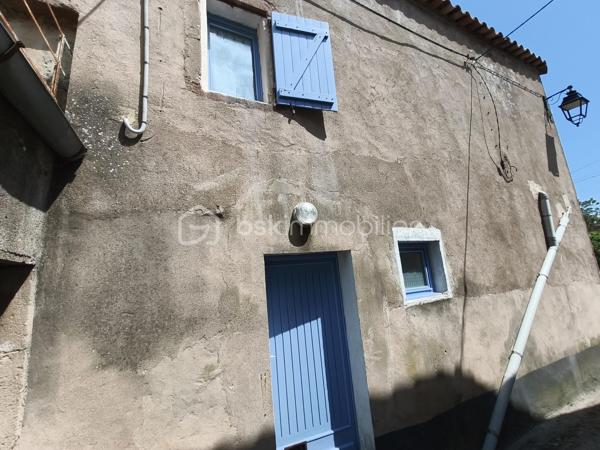 Vous recherchez un investissement accessible avec une belle rentabilité potentielle ?

Découvrez cet ensemble immobilier composé d'une maison principale d'environ 60 m²et d'un studio indépendant refait à neuf**, situé au cœur du village du Bousquet-d'Orb, entre Avène et Bédarieux.

📈 POTENTIEL LOCATIF

* Maison principale : estimation locative **500 €/mois**
* Studio indépendant : estimation locative **300 €/mois**

➡️ Revenus locatifs potentiels : **800 €/mois**
➡️ Revenus annuels potentiels : **9 600 €/an**
➡️ Rentabilité brute potentielle : **environ 9 %**

Le studio peut également être exploité en location saisonnière ou pour l'accueil de curistes, offrant une rentabilité complémentaire intéressante.
## 🏡 LA MAISON PRINCIPALE

* Terrasse privative
* Salon d'environ 15 m²
* Cuisine de 8,5 m²
* Deux chambres
* Pièce supplémentaire lumineuse
* Trois caves

Travaux à prévoir :
* Menuiseries
* Rafraîchissement intérieur
* Installation d'un système de chauffage

✨ LE STUDIO INDÉPENDANT

Entièrement rénové avec goût :

* Salle d'eau avec WC
* Pièce de vie avec cuisine ouverte
* Mezzanine avec coin nuit

Prêt à être exploité immédiatement.
## 🌿 LES ATOUTS DU BOUSQUET-D'ORB

Le Bousquet-d'Orb bénéficie d'une situation stratégique :
✔ À seulement quelques minutes d'Avène et de sa célèbre station thermale accueillant chaque année de nombreux curistes.
✔ À proximité de Bédarieux, ville dynamique offrant commerces, services, gare SNCF, établissements scolaires et activités.
✔ Accès rapide aux grands axes vers Béziers et Montpellier.
✔ Cadre naturel privilégié au cœur du Parc Naturel Régional du Haut-Languedoc.
✔ Nombreux sentiers de randonnée, VTT, baignades en rivière et activités de pleine nature.
✔ Secteur apprécié des touristes recherchant authenticité, calme et nature.
✔ Forte demande saisonnière liée au thermalisme et au tourisme vert.

## 💥 LES PLUS

✔ Studio indépendant refait à neuf
✔ Terrasse et jardinet de 80 M2
✔ Toiture refaite avec isolation par panneaux sandwich
✔ Trois caves
✔ Taxe foncière : 900 €
✔ Double potentiel : location annuelle ou saisonnière
✔ Prix d'acquisition attractif

 Une opportunité rare pour développer un patrimoine immobilier avec une rentabilité attractive et un budget maîtrisé.