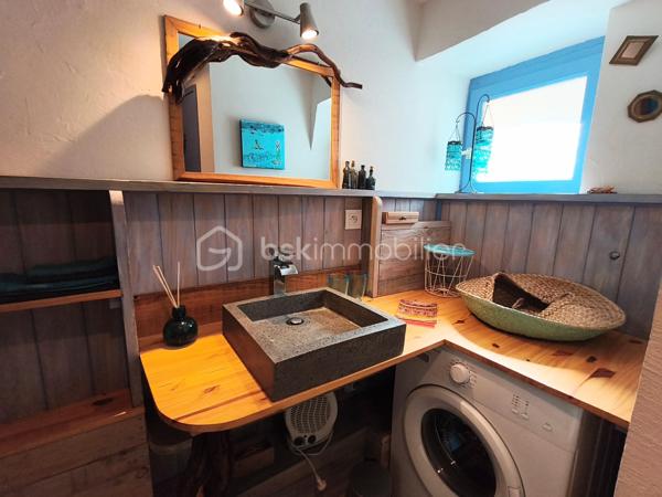 Vous recherchez un investissement accessible avec une belle rentabilité potentielle ?

Découvrez cet ensemble immobilier composé d'une maison principale d'environ 60 m²et d'un studio indépendant refait à neuf**, situé au cœur du village du Bousquet-d'Orb, entre Avène et Bédarieux.

📈 POTENTIEL LOCATIF

* Maison principale : estimation locative **500 €/mois**
* Studio indépendant : estimation locative **300 €/mois**

➡️ Revenus locatifs potentiels : **800 €/mois**
➡️ Revenus annuels potentiels : **9 600 €/an**
➡️ Rentabilité brute potentielle : **environ 9 %**

Le studio peut également être exploité en location saisonnière ou pour l'accueil de curistes, offrant une rentabilité complémentaire intéressante.
## 🏡 LA MAISON PRINCIPALE

* Terrasse privative
* Salon d'environ 15 m²
* Cuisine de 8,5 m²
* Deux chambres
* Pièce supplémentaire lumineuse
* Trois caves

Travaux à prévoir :
* Menuiseries
* Rafraîchissement intérieur
* Installation d'un système de chauffage

✨ LE STUDIO INDÉPENDANT

Entièrement rénové avec goût :

* Salle d'eau avec WC
* Pièce de vie avec cuisine ouverte
* Mezzanine avec coin nuit

Prêt à être exploité immédiatement.
## 🌿 LES ATOUTS DU BOUSQUET-D'ORB

Le Bousquet-d'Orb bénéficie d'une situation stratégique :
✔ À seulement quelques minutes d'Avène et de sa célèbre station thermale accueillant chaque année de nombreux curistes.
✔ À proximité de Bédarieux, ville dynamique offrant commerces, services, gare SNCF, établissements scolaires et activités.
✔ Accès rapide aux grands axes vers Béziers et Montpellier.
✔ Cadre naturel privilégié au cœur du Parc Naturel Régional du Haut-Languedoc.
✔ Nombreux sentiers de randonnée, VTT, baignades en rivière et activités de pleine nature.
✔ Secteur apprécié des touristes recherchant authenticité, calme et nature.
✔ Forte demande saisonnière liée au thermalisme et au tourisme vert.

## 💥 LES PLUS

✔ Studio indépendant refait à neuf
✔ Terrasse et jardinet de 80 M2
✔ Toiture refaite avec isolation par panneaux sandwich
✔ Trois caves
✔ Taxe foncière : 900 €
✔ Double potentiel : location annuelle ou saisonnière
✔ Prix d'acquisition attractif

 Une opportunité rare pour développer un patrimoine immobilier avec une rentabilité attractive et un budget maîtrisé.