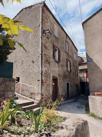 Vous recherchez un investissement accessible avec une belle rentabilité potentielle ?

Découvrez cet ensemble immobilier composé d'une maison principale d'environ 60 m²et d'un studio indépendant refait à neuf**, situé au cœur du village du Bousquet-d'Orb, entre Avène et Bédarieux.

📈 POTENTIEL LOCATIF

* Maison principale : estimation locative **500 €/mois**
* Studio indépendant : estimation locative **300 €/mois**

➡️ Revenus locatifs potentiels : **800 €/mois**
➡️ Revenus annuels potentiels : **9 600 €/an**
➡️ Rentabilité brute potentielle : **environ 9 %**

Le studio peut également être exploité en location saisonnière ou pour l'accueil de curistes, offrant une rentabilité complémentaire intéressante.
## 🏡 LA MAISON PRINCIPALE

* Terrasse privative
* Salon d'environ 15 m²
* Cuisine de 8,5 m²
* Deux chambres
* Pièce supplémentaire lumineuse
* Trois caves

Travaux à prévoir :
* Menuiseries
* Rafraîchissement intérieur
* Installation d'un système de chauffage

✨ LE STUDIO INDÉPENDANT

Entièrement rénové avec goût :

* Salle d'eau avec WC
* Pièce de vie avec cuisine ouverte
* Mezzanine avec coin nuit

Prêt à être exploité immédiatement.
## 🌿 LES ATOUTS DU BOUSQUET-D'ORB

Le Bousquet-d'Orb bénéficie d'une situation stratégique :
✔ À seulement quelques minutes d'Avène et de sa célèbre station thermale accueillant chaque année de nombreux curistes.
✔ À proximité de Bédarieux, ville dynamique offrant commerces, services, gare SNCF, établissements scolaires et activités.
✔ Accès rapide aux grands axes vers Béziers et Montpellier.
✔ Cadre naturel privilégié au cœur du Parc Naturel Régional du Haut-Languedoc.
✔ Nombreux sentiers de randonnée, VTT, baignades en rivière et activités de pleine nature.
✔ Secteur apprécié des touristes recherchant authenticité, calme et nature.
✔ Forte demande saisonnière liée au thermalisme et au tourisme vert.

## 💥 LES PLUS

✔ Studio indépendant refait à neuf
✔ Terrasse et jardinet de 80 M2
✔ Toiture refaite avec isolation par panneaux sandwich
✔ Trois caves
✔ Taxe foncière : 900 €
✔ Double potentiel : location annuelle ou saisonnière
✔ Prix d'acquisition attractif

 Une opportunité rare pour développer un patrimoine immobilier avec une rentabilité attractive et un budget maîtrisé.