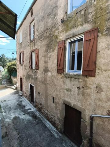 Vous recherchez un investissement accessible avec une belle rentabilité potentielle ?

Découvrez cet ensemble immobilier composé d'une maison principale d'environ 60 m²et d'un studio indépendant refait à neuf**, situé au cœur du village du Bousquet-d'Orb, entre Avène et Bédarieux.

📈 POTENTIEL LOCATIF

* Maison principale : estimation locative **500 €/mois**
* Studio indépendant : estimation locative **300 €/mois**

➡️ Revenus locatifs potentiels : **800 €/mois**
➡️ Revenus annuels potentiels : **9 600 €/an**
➡️ Rentabilité brute potentielle : **environ 9 %**

Le studio peut également être exploité en location saisonnière ou pour l'accueil de curistes, offrant une rentabilité complémentaire intéressante.
## 🏡 LA MAISON PRINCIPALE

* Terrasse privative
* Salon d'environ 15 m²
* Cuisine de 8,5 m²
* Deux chambres
* Pièce supplémentaire lumineuse
* Trois caves

Travaux à prévoir :
* Menuiseries
* Rafraîchissement intérieur
* Installation d'un système de chauffage

✨ LE STUDIO INDÉPENDANT

Entièrement rénové avec goût :

* Salle d'eau avec WC
* Pièce de vie avec cuisine ouverte
* Mezzanine avec coin nuit

Prêt à être exploité immédiatement.
## 🌿 LES ATOUTS DU BOUSQUET-D'ORB

Le Bousquet-d'Orb bénéficie d'une situation stratégique :
✔ À seulement quelques minutes d'Avène et de sa célèbre station thermale accueillant chaque année de nombreux curistes.
✔ À proximité de Bédarieux, ville dynamique offrant commerces, services, gare SNCF, établissements scolaires et activités.
✔ Accès rapide aux grands axes vers Béziers et Montpellier.
✔ Cadre naturel privilégié au cœur du Parc Naturel Régional du Haut-Languedoc.
✔ Nombreux sentiers de randonnée, VTT, baignades en rivière et activités de pleine nature.
✔ Secteur apprécié des touristes recherchant authenticité, calme et nature.
✔ Forte demande saisonnière liée au thermalisme et au tourisme vert.

## 💥 LES PLUS

✔ Studio indépendant refait à neuf
✔ Terrasse et jardinet de 80 M2
✔ Toiture refaite avec isolation par panneaux sandwich
✔ Trois caves
✔ Taxe foncière : 900 €
✔ Double potentiel : location annuelle ou saisonnière
✔ Prix d'acquisition attractif

 Une opportunité rare pour développer un patrimoine immobilier avec une rentabilité attractive et un budget maîtrisé.