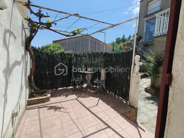 Vous recherchez un investissement accessible avec une belle rentabilité potentielle ?

Découvrez cet ensemble immobilier composé d'une maison principale d'environ 60 m²et d'un studio indépendant refait à neuf**, situé au cœur du village du Bousquet-d'Orb, entre Avène et Bédarieux.

📈 POTENTIEL LOCATIF

* Maison principale : estimation locative **500 €/mois**
* Studio indépendant : estimation locative **300 €/mois**

➡️ Revenus locatifs potentiels : **800 €/mois**
➡️ Revenus annuels potentiels : **9 600 €/an**
➡️ Rentabilité brute potentielle : **environ 9 %**

Le studio peut également être exploité en location saisonnière ou pour l'accueil de curistes, offrant une rentabilité complémentaire intéressante.
## 🏡 LA MAISON PRINCIPALE

* Terrasse privative
* Salon d'environ 15 m²
* Cuisine de 8,5 m²
* Deux chambres
* Pièce supplémentaire lumineuse
* Trois caves

Travaux à prévoir :
* Menuiseries
* Rafraîchissement intérieur
* Installation d'un système de chauffage

✨ LE STUDIO INDÉPENDANT

Entièrement rénové avec goût :

* Salle d'eau avec WC
* Pièce de vie avec cuisine ouverte
* Mezzanine avec coin nuit

Prêt à être exploité immédiatement.
## 🌿 LES ATOUTS DU BOUSQUET-D'ORB

Le Bousquet-d'Orb bénéficie d'une situation stratégique :
✔ À seulement quelques minutes d'Avène et de sa célèbre station thermale accueillant chaque année de nombreux curistes.
✔ À proximité de Bédarieux, ville dynamique offrant commerces, services, gare SNCF, établissements scolaires et activités.
✔ Accès rapide aux grands axes vers Béziers et Montpellier.
✔ Cadre naturel privilégié au cœur du Parc Naturel Régional du Haut-Languedoc.
✔ Nombreux sentiers de randonnée, VTT, baignades en rivière et activités de pleine nature.
✔ Secteur apprécié des touristes recherchant authenticité, calme et nature.
✔ Forte demande saisonnière liée au thermalisme et au tourisme vert.

## 💥 LES PLUS

✔ Studio indépendant refait à neuf
✔ Terrasse et jardinet de 80 M2
✔ Toiture refaite avec isolation par panneaux sandwich
✔ Trois caves
✔ Taxe foncière : 900 €
✔ Double potentiel : location annuelle ou saisonnière
✔ Prix d'acquisition attractif

 Une opportunité rare pour développer un patrimoine immobilier avec une rentabilité attractive et un budget maîtrisé.