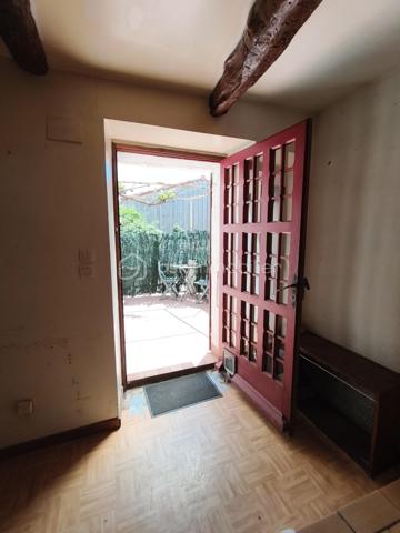 Vous recherchez un investissement accessible avec une belle rentabilité potentielle ?

Découvrez cet ensemble immobilier composé d'une maison principale d'environ 60 m²et d'un studio indépendant refait à neuf**, situé au cœur du village du Bousquet-d'Orb, entre Avène et Bédarieux.

📈 POTENTIEL LOCATIF

* Maison principale : estimation locative **500 €/mois**
* Studio indépendant : estimation locative **300 €/mois**

➡️ Revenus locatifs potentiels : **800 €/mois**
➡️ Revenus annuels potentiels : **9 600 €/an**
➡️ Rentabilité brute potentielle : **environ 9 %**

Le studio peut également être exploité en location saisonnière ou pour l'accueil de curistes, offrant une rentabilité complémentaire intéressante.
## 🏡 LA MAISON PRINCIPALE

* Terrasse privative
* Salon d'environ 15 m²
* Cuisine de 8,5 m²
* Deux chambres
* Pièce supplémentaire lumineuse
* Trois caves

Travaux à prévoir :
* Menuiseries
* Rafraîchissement intérieur
* Installation d'un système de chauffage

✨ LE STUDIO INDÉPENDANT

Entièrement rénové avec goût :

* Salle d'eau avec WC
* Pièce de vie avec cuisine ouverte
* Mezzanine avec coin nuit

Prêt à être exploité immédiatement.
## 🌿 LES ATOUTS DU BOUSQUET-D'ORB

Le Bousquet-d'Orb bénéficie d'une situation stratégique :
✔ À seulement quelques minutes d'Avène et de sa célèbre station thermale accueillant chaque année de nombreux curistes.
✔ À proximité de Bédarieux, ville dynamique offrant commerces, services, gare SNCF, établissements scolaires et activités.
✔ Accès rapide aux grands axes vers Béziers et Montpellier.
✔ Cadre naturel privilégié au cœur du Parc Naturel Régional du Haut-Languedoc.
✔ Nombreux sentiers de randonnée, VTT, baignades en rivière et activités de pleine nature.
✔ Secteur apprécié des touristes recherchant authenticité, calme et nature.
✔ Forte demande saisonnière liée au thermalisme et au tourisme vert.

## 💥 LES PLUS

✔ Studio indépendant refait à neuf
✔ Terrasse et jardinet de 80 M2
✔ Toiture refaite avec isolation par panneaux sandwich
✔ Trois caves
✔ Taxe foncière : 900 €
✔ Double potentiel : location annuelle ou saisonnière
✔ Prix d'acquisition attractif

 Une opportunité rare pour développer un patrimoine immobilier avec une rentabilité attractive et un budget maîtrisé.