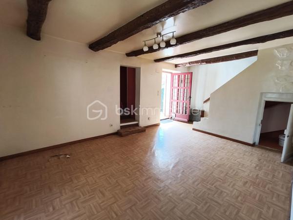 Vous recherchez un investissement accessible avec une belle rentabilité potentielle ?

Découvrez cet ensemble immobilier composé d'une maison principale d'environ 60 m²et d'un studio indépendant refait à neuf**, situé au cœur du village du Bousquet-d'Orb, entre Avène et Bédarieux.

📈 POTENTIEL LOCATIF

* Maison principale : estimation locative **500 €/mois**
* Studio indépendant : estimation locative **300 €/mois**

➡️ Revenus locatifs potentiels : **800 €/mois**
➡️ Revenus annuels potentiels : **9 600 €/an**
➡️ Rentabilité brute potentielle : **environ 9 %**

Le studio peut également être exploité en location saisonnière ou pour l'accueil de curistes, offrant une rentabilité complémentaire intéressante.
## 🏡 LA MAISON PRINCIPALE

* Terrasse privative
* Salon d'environ 15 m²
* Cuisine de 8,5 m²
* Deux chambres
* Pièce supplémentaire lumineuse
* Trois caves

Travaux à prévoir :
* Menuiseries
* Rafraîchissement intérieur
* Installation d'un système de chauffage

✨ LE STUDIO INDÉPENDANT

Entièrement rénové avec goût :

* Salle d'eau avec WC
* Pièce de vie avec cuisine ouverte
* Mezzanine avec coin nuit

Prêt à être exploité immédiatement.
## 🌿 LES ATOUTS DU BOUSQUET-D'ORB

Le Bousquet-d'Orb bénéficie d'une situation stratégique :
✔ À seulement quelques minutes d'Avène et de sa célèbre station thermale accueillant chaque année de nombreux curistes.
✔ À proximité de Bédarieux, ville dynamique offrant commerces, services, gare SNCF, établissements scolaires et activités.
✔ Accès rapide aux grands axes vers Béziers et Montpellier.
✔ Cadre naturel privilégié au cœur du Parc Naturel Régional du Haut-Languedoc.
✔ Nombreux sentiers de randonnée, VTT, baignades en rivière et activités de pleine nature.
✔ Secteur apprécié des touristes recherchant authenticité, calme et nature.
✔ Forte demande saisonnière liée au thermalisme et au tourisme vert.

## 💥 LES PLUS

✔ Studio indépendant refait à neuf
✔ Terrasse et jardinet de 80 M2
✔ Toiture refaite avec isolation par panneaux sandwich
✔ Trois caves
✔ Taxe foncière : 900 €
✔ Double potentiel : location annuelle ou saisonnière
✔ Prix d'acquisition attractif

 Une opportunité rare pour développer un patrimoine immobilier avec une rentabilité attractive et un budget maîtrisé.
