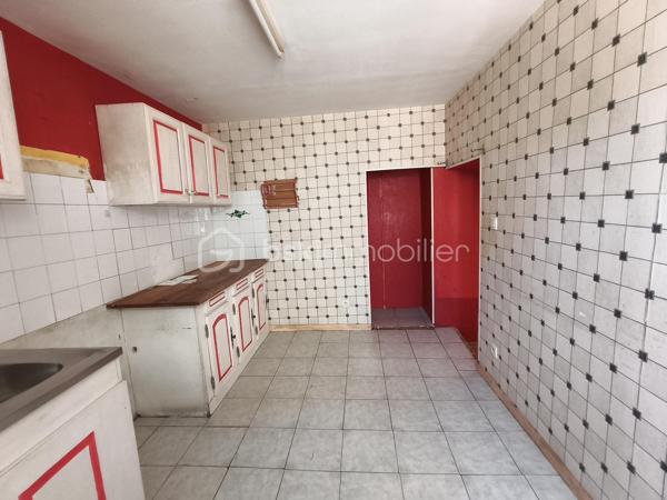 Vous recherchez un investissement accessible avec une belle rentabilité potentielle ?

Découvrez cet ensemble immobilier composé d'une maison principale d'environ 60 m²et d'un studio indépendant refait à neuf**, situé au cœur du village du Bousquet-d'Orb, entre Avène et Bédarieux.

📈 POTENTIEL LOCATIF

* Maison principale : estimation locative **500 €/mois**
* Studio indépendant : estimation locative **300 €/mois**

➡️ Revenus locatifs potentiels : **800 €/mois**
➡️ Revenus annuels potentiels : **9 600 €/an**
➡️ Rentabilité brute potentielle : **environ 9 %**

Le studio peut également être exploité en location saisonnière ou pour l'accueil de curistes, offrant une rentabilité complémentaire intéressante.
## 🏡 LA MAISON PRINCIPALE

* Terrasse privative
* Salon d'environ 15 m²
* Cuisine de 8,5 m²
* Deux chambres
* Pièce supplémentaire lumineuse
* Trois caves

Travaux à prévoir :
* Menuiseries
* Rafraîchissement intérieur
* Installation d'un système de chauffage

✨ LE STUDIO INDÉPENDANT

Entièrement rénové avec goût :

* Salle d'eau avec WC
* Pièce de vie avec cuisine ouverte
* Mezzanine avec coin nuit

Prêt à être exploité immédiatement.
## 🌿 LES ATOUTS DU BOUSQUET-D'ORB

Le Bousquet-d'Orb bénéficie d'une situation stratégique :
✔ À seulement quelques minutes d'Avène et de sa célèbre station thermale accueillant chaque année de nombreux curistes.
✔ À proximité de Bédarieux, ville dynamique offrant commerces, services, gare SNCF, établissements scolaires et activités.
✔ Accès rapide aux grands axes vers Béziers et Montpellier.
✔ Cadre naturel privilégié au cœur du Parc Naturel Régional du Haut-Languedoc.
✔ Nombreux sentiers de randonnée, VTT, baignades en rivière et activités de pleine nature.
✔ Secteur apprécié des touristes recherchant authenticité, calme et nature.
✔ Forte demande saisonnière liée au thermalisme et au tourisme vert.

## 💥 LES PLUS

✔ Studio indépendant refait à neuf
✔ Terrasse et jardinet de 80 M2
✔ Toiture refaite avec isolation par panneaux sandwich
✔ Trois caves
✔ Taxe foncière : 900 €
✔ Double potentiel : location annuelle ou saisonnière
✔ Prix d'acquisition attractif

 Une opportunité rare pour développer un patrimoine immobilier avec une rentabilité attractive et un budget maîtrisé.