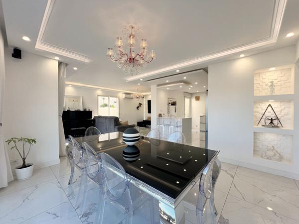 Domaine des Hauts de Hyères - Maison 7 pièces - Piscine - Jacuzzi - Garage - Cave et dépendances.