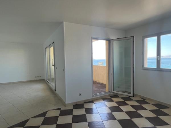 Marseille (13007) VENTE APPARTEMENT T4 114,40 M2 CARREZ TERRASSE 14 M2 VUE MER RES STANDING CORNICHE KENNEDY 13007 MARSEILLE