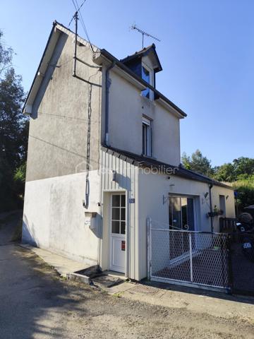 Mickaël Cochard BSK IMMOBILIER vous présente en exclusivité cette maison située à Dol- de- Bretagne.
Commerces et gare à proximité, cette maison se compose au RDC d'un salon séjour , une cuisine aménagée et équipée. Au premier ,deux chambres et un dressing et au second étage une grande chambre.
À l'extérieur une partie jardin attenante à la maison avec une terrasse en bois , et une seconde partie non attenante avec un stockage .
La maison est vendu loué. 
Loyer :650€/ Mois 
Pour plus de renseignements, n'hésitez pas à me contacter.