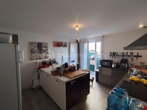 Mickaël Cochard BSK IMMOBILIER vous présente en exclusivité cette maison située à Dol- de- Bretagne.
Commerces et gare à proximité, cette maison se compose au RDC d'un salon séjour , une cuisine aménagée et équipée. Au premier ,deux chambres et un dressing et au second étage une grande chambre.
À l'extérieur une partie jardin attenante à la maison avec une terrasse en bois , et une seconde partie non attenante avec un stockage .
La maison est vendu loué. 
Loyer :650€/ Mois 
Pour plus de renseignements, n'hésitez pas à me contacter.