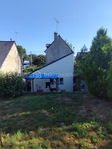 Mickaël Cochard BSK IMMOBILIER vous présente en exclusivité cette maison située à Dol- de- Bretagne.
Commerces et gare à proximité, cette maison se compose au RDC d'un salon séjour , une cuisine aménagée et équipée. Au premier ,deux chambres et un dressing et au second étage une grande chambre.
À l'extérieur une partie jardin attenante à la maison avec une terrasse en bois , et une seconde partie non attenante avec un stockage .
La maison est vendu loué. 
Loyer :650€/ Mois 
Pour plus de renseignements, n'hésitez pas à me contacter.