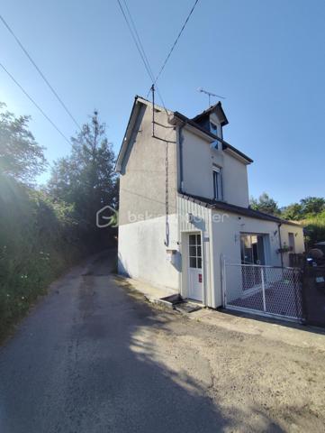 Mickaël Cochard BSK IMMOBILIER vous présente en exclusivité cette maison située à Dol- de- Bretagne.
Commerces et gare à proximité, cette maison se compose au RDC d'un salon séjour , une cuisine aménagée et équipée. Au premier ,deux chambres et un dressing et au second étage une grande chambre.
À l'extérieur une partie jardin attenante à la maison avec une terrasse en bois , et une seconde partie non attenante avec un stockage .
La maison est vendu loué. 
Loyer :650€/ Mois 
Pour plus de renseignements, n'hésitez pas à me contacter.