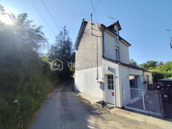 Mickaël Cochard BSK IMMOBILIER vous présente en exclusivité cette maison située à Dol- de- Bretagne.
Commerces et gare à proximité, cette maison se compose au RDC d'un salon séjour , une cuisine aménagée et équipée. Au premier ,deux chambres et un dressing et au second étage une grande chambre.
À l'extérieur une partie jardin attenante à la maison avec une terrasse en bois , et une seconde partie non attenante avec un stockage .
La maison est vendu loué. 
Loyer :650€/ Mois 
Pour plus de renseignements, n'hésitez pas à me contacter.
