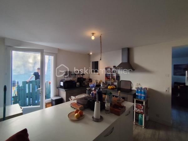 Mickaël Cochard BSK IMMOBILIER vous présente en exclusivité cette maison située à Dol- de- Bretagne.
Commerces et gare à proximité, cette maison se compose au RDC d'un salon séjour , une cuisine aménagée et équipée. Au premier ,deux chambres et un dressing et au second étage une grande chambre.
À l'extérieur une partie jardin attenante à la maison avec une terrasse en bois , et une seconde partie non attenante avec un stockage .
La maison est vendu loué. 
Loyer :650€/ Mois 
Pour plus de renseignements, n'hésitez pas à me contacter.