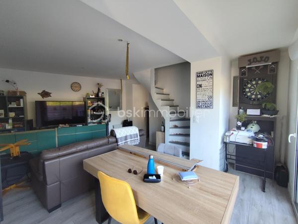 Mickaël Cochard BSK IMMOBILIER vous présente en exclusivité cette maison située à Dol- de- Bretagne.
Commerces et gare à proximité, cette maison se compose au RDC d'un salon séjour , une cuisine aménagée et équipée. Au premier ,deux chambres et un dressing et au second étage une grande chambre.
À l'extérieur une partie jardin attenante à la maison avec une terrasse en bois , et une seconde partie non attenante avec un stockage .
La maison est vendu loué. 
Loyer :650€/ Mois 
Pour plus de renseignements, n'hésitez pas à me contacter.