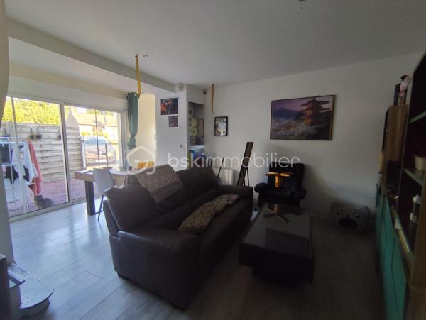 Mickaël Cochard BSK IMMOBILIER vous présente en exclusivité cette maison située à Dol- de- Bretagne.
Commerces et gare à proximité, cette maison se compose au RDC d'un salon séjour , une cuisine aménagée et équipée. Au premier ,deux chambres et un dressing et au second étage une grande chambre.
À l'extérieur une partie jardin attenante à la maison avec une terrasse en bois , et une seconde partie non attenante avec un stockage .
La maison est vendu loué. 
Loyer :650€/ Mois 
Pour plus de renseignements, n'hésitez pas à me contacter.