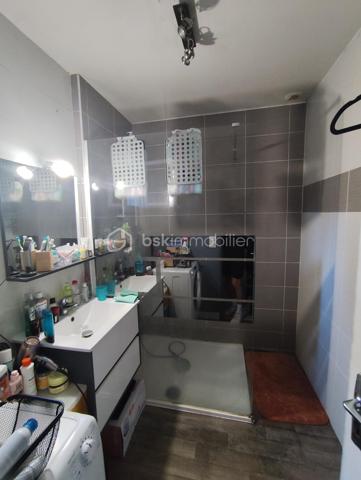 Mickaël Cochard BSK IMMOBILIER vous présente en exclusivité cette maison située à Dol- de- Bretagne.
Commerces et gare à proximité, cette maison se compose au RDC d'un salon séjour , une cuisine aménagée et équipée. Au premier ,deux chambres et un dressing et au second étage une grande chambre.
À l'extérieur une partie jardin attenante à la maison avec une terrasse en bois , et une seconde partie non attenante avec un stockage .
La maison est vendu loué. 
Loyer :650€/ Mois 
Pour plus de renseignements, n'hésitez pas à me contacter.