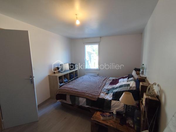 Mickaël Cochard BSK IMMOBILIER vous présente en exclusivité cette maison située à Dol- de- Bretagne.
Commerces et gare à proximité, cette maison se compose au RDC d'un salon séjour , une cuisine aménagée et équipée. Au premier ,deux chambres et un dressing et au second étage une grande chambre.
À l'extérieur une partie jardin attenante à la maison avec une terrasse en bois , et une seconde partie non attenante avec un stockage .
La maison est vendu loué. 
Loyer :650€/ Mois 
Pour plus de renseignements, n'hésitez pas à me contacter.