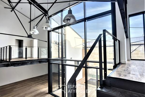 Loft sculptural avec terrasse et piscine aux Chartrons