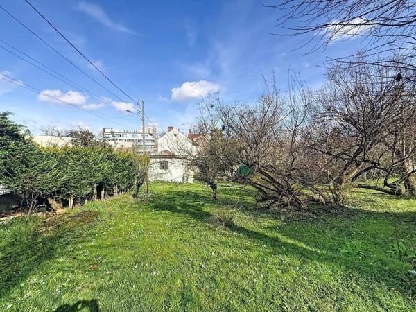 Terrain à bâtir 296 m² borné