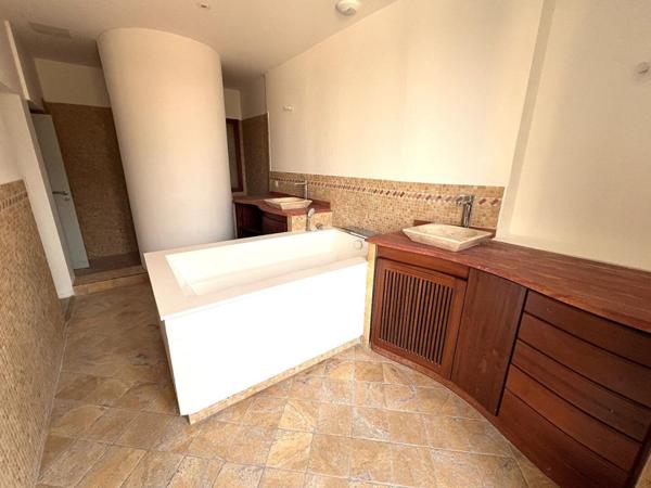 BEAUREGARD . Duplex 4 pièces 109m2 habitables + terrasse, cave et 2 places de stationnement