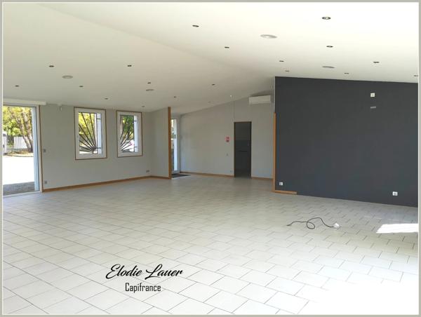 Murs commerciaux sur un axe passant