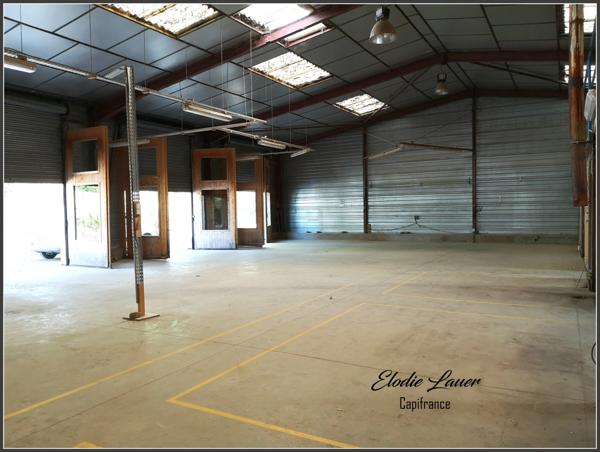 Murs commerciaux sur un axe passant