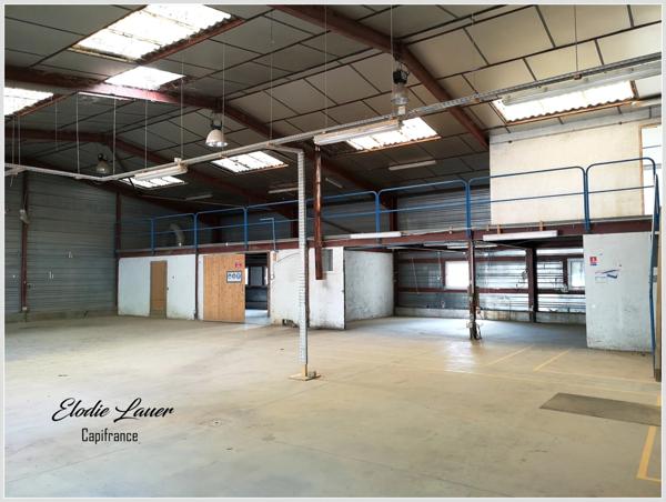 Murs commerciaux sur un axe passant