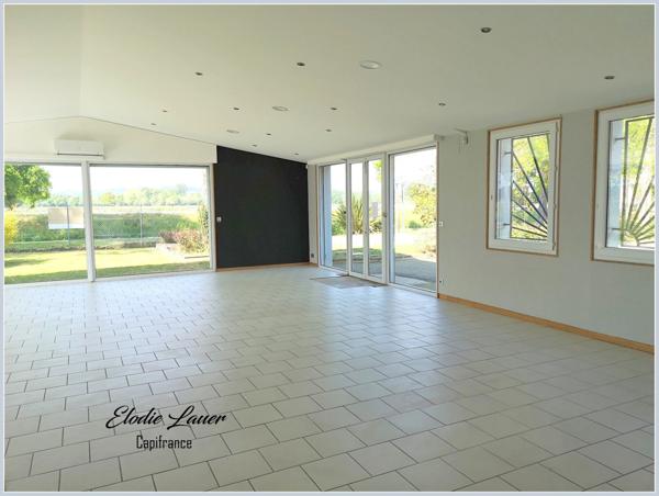 Murs commerciaux sur un axe passant