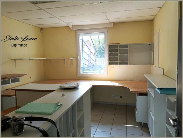 Murs commerciaux sur un axe passant