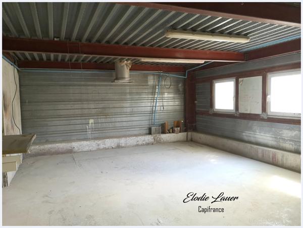 Murs commerciaux sur un axe passant